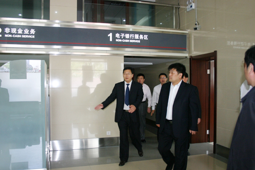 献妻张行长的真实经历_支行行长年收入(2)