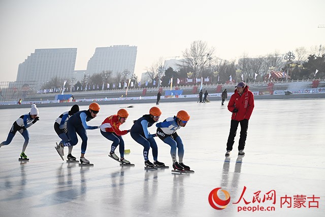 参与群众项目的速度滑冰运动员正在东河冰场训练。人民网记者 刘艺琳摄