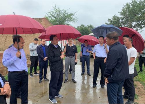中国人寿:袁长清总裁一行赴beplay手机端乌兰察布市大六号镇开展扶贫调研