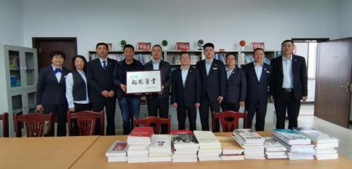 携手文明乡村 共建裕农学堂 ——建行呼和浩特分行日信支行党支部走进金河镇曙光村开展主题党日活动